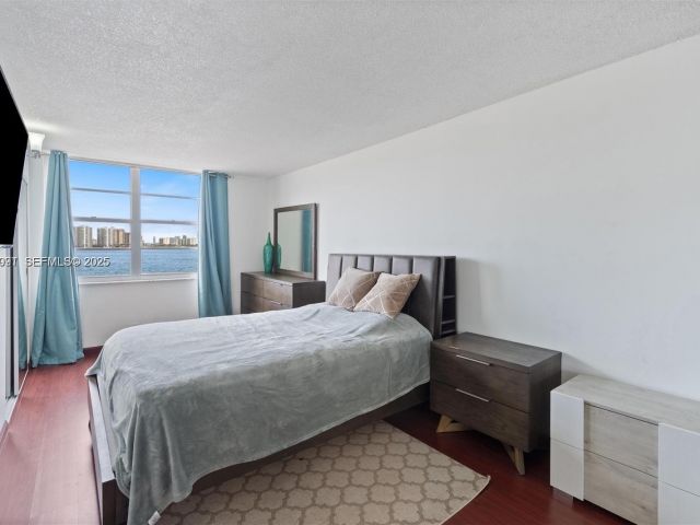 2-bedroom condo for sale in Sunny Isles Beach - 251 174th St 218 - MondialRealty