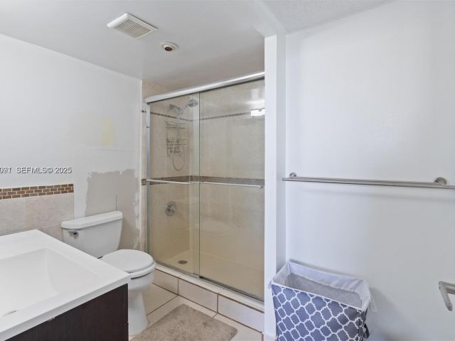 2-bedroom condo for sale in Sunny Isles Beach - 251 174th St 218 - MondialRealty
