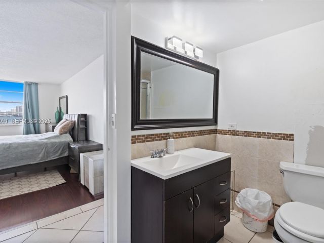 2-bedroom condo for sale in Sunny Isles Beach - 251 174th St 218 - MondialRealty