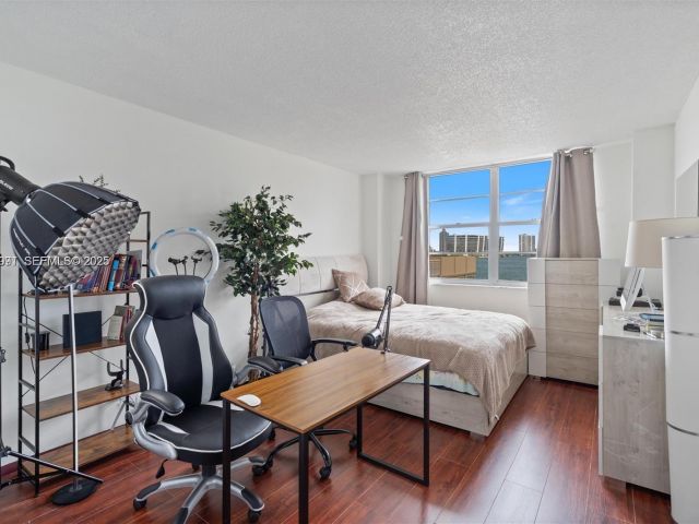 2-bedroom condo for sale in Sunny Isles Beach - 251 174th St 218 - MondialRealty