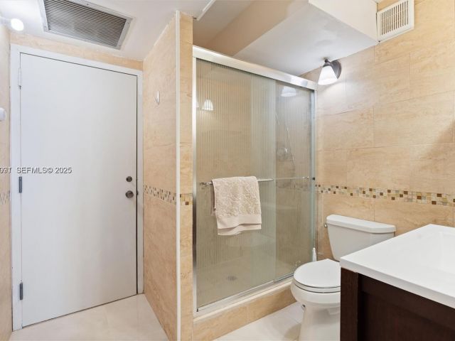 2-bedroom condo for sale in Sunny Isles Beach - 251 174th St 218 - MondialRealty