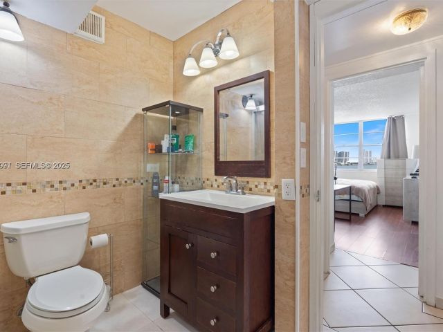 2-bedroom condo for sale in Sunny Isles Beach - 251 174th St 218 - MondialRealty