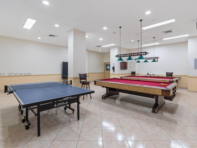 2-bedroom condo for sale in Sunny Isles Beach - 251 174th St 218 - MondialRealty
