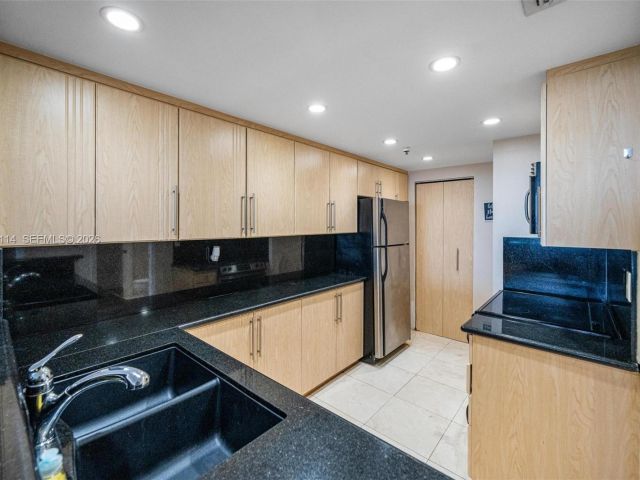 1-bedroom condo for sale in Miami - 1717 N Bayshore Dr A-1439 - MondialRealty