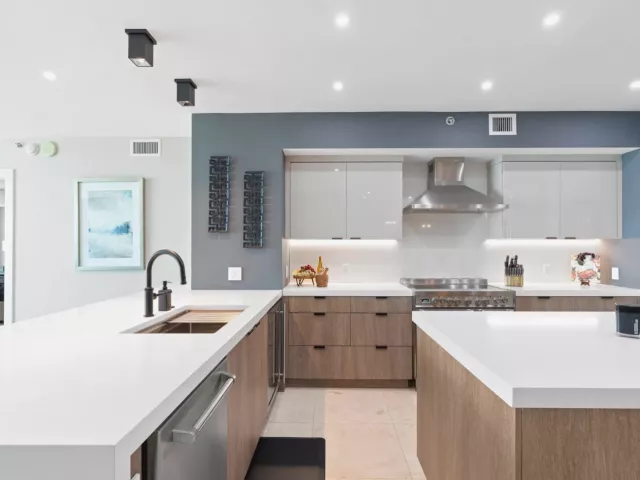 3-bedroom condo for sale in Fort Lauderdale - 101 S Fort Lauderdale Beach Boulevard 702 - MondialRealty