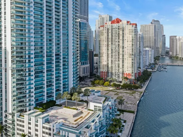 3-bedroom condo for sale in Miami - 1331 Brickell Bay Dr 2907 - MondialRealty