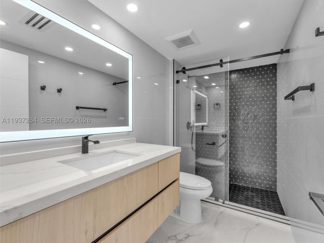 3-bedroom condo for sale in Aventura - 19707 Turnberry way 25D - MondialRealty