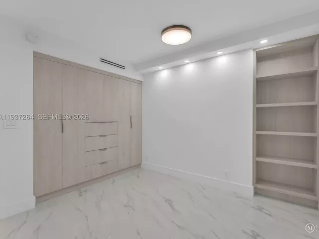 3-bedroom condo for sale in Aventura - 19707 Turnberry way 25D - MondialRealty