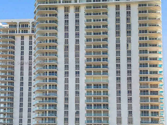 3-bedroom condo for sale in Aventura - 19707 Turnberry way 25D - MondialRealty