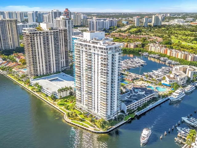 3-bedroom condo for sale in Aventura - 19707 Turnberry way 25D - MondialRealty