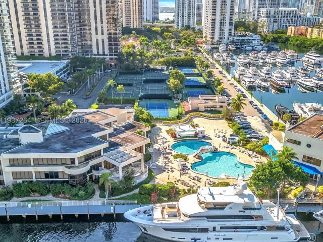 3-bedroom condo for sale in Aventura - 19707 Turnberry way 25D - MondialRealty