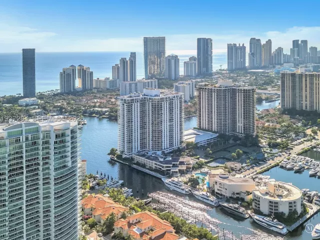 3-bedroom condo for sale in Aventura - 19707 Turnberry way 25D - MondialRealty