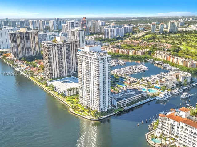 3-bedroom condo for sale in Aventura - 19707 Turnberry way 25D - MondialRealty