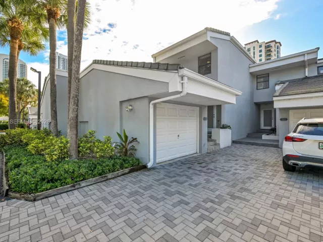 4-bedroom home for sale in Sunny Isles Beach - 310 Poinciana Dr 802 - MondialRealty