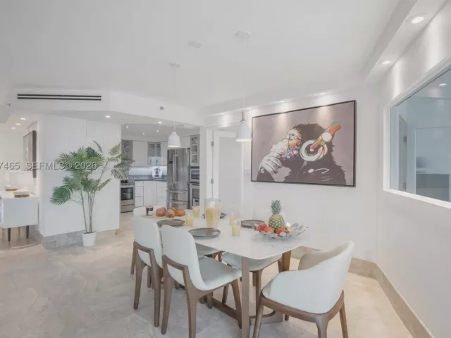 4-bedroom condo for sale in Miami Beach - 5225 Collins Ave 1221 - MondialRealty
