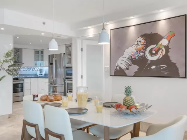 4-bedroom condo for sale in Miami Beach - 5225 Collins Ave 1221 - MondialRealty