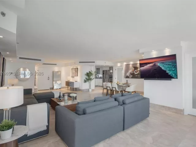 4-bedroom condo for sale in Miami Beach - 5225 Collins Ave 1221 - MondialRealty