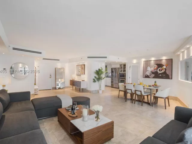 4-bedroom condo for sale in Miami Beach - 5225 Collins Ave 1221 - MondialRealty