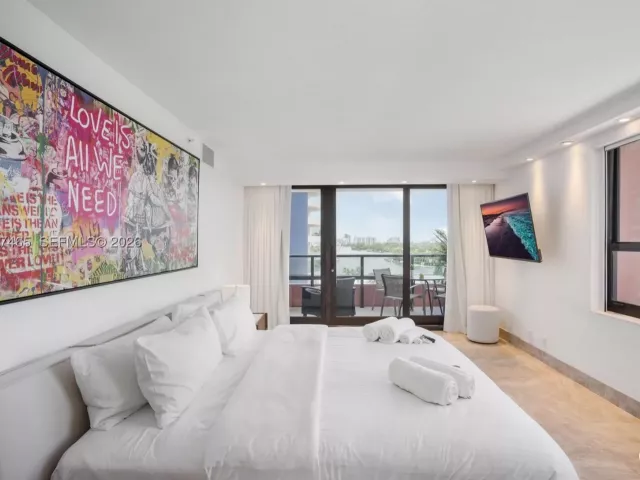 4-bedroom condo for sale in Miami Beach - 5225 Collins Ave 1221 - MondialRealty