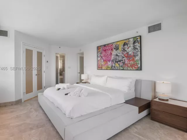 4-bedroom condo for sale in Miami Beach - 5225 Collins Ave 1221 - MondialRealty
