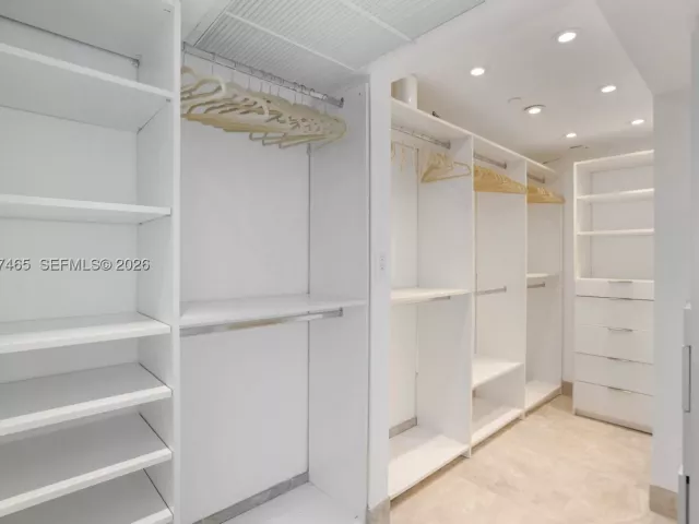4-bedroom condo for sale in Miami Beach - 5225 Collins Ave 1221 - MondialRealty
