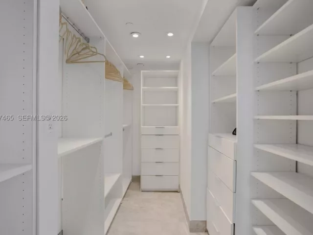 4-bedroom condo for sale in Miami Beach - 5225 Collins Ave 1221 - MondialRealty