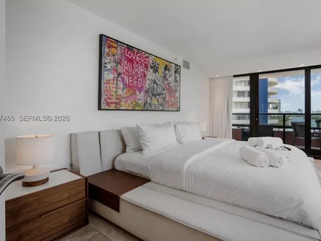 4-bedroom condo for sale in Miami Beach - 5225 Collins Ave 1221 - MondialRealty