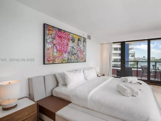 4-bedroom condo for sale in Miami Beach - 5225 Collins Ave 1221 - MondialRealty