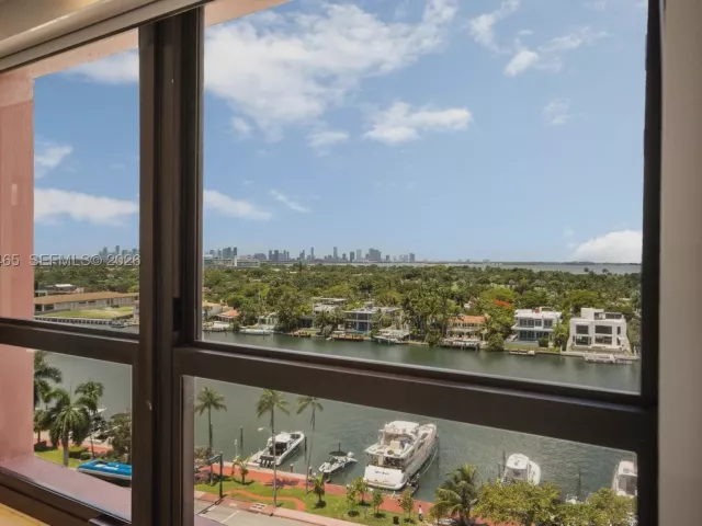 4-bedroom condo for sale in Miami Beach - 5225 Collins Ave 1221 - MondialRealty