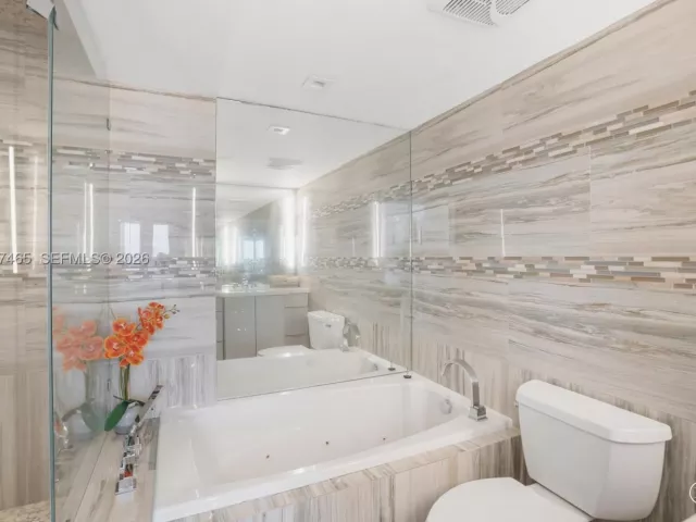 4-bedroom condo for sale in Miami Beach - 5225 Collins Ave 1221 - MondialRealty