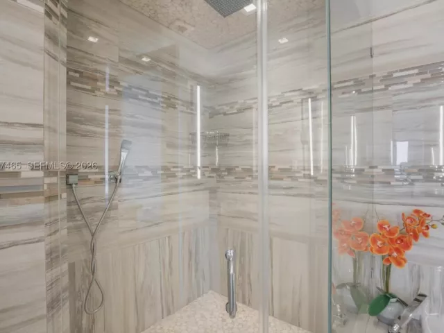 4-bedroom condo for sale in Miami Beach - 5225 Collins Ave 1221 - MondialRealty