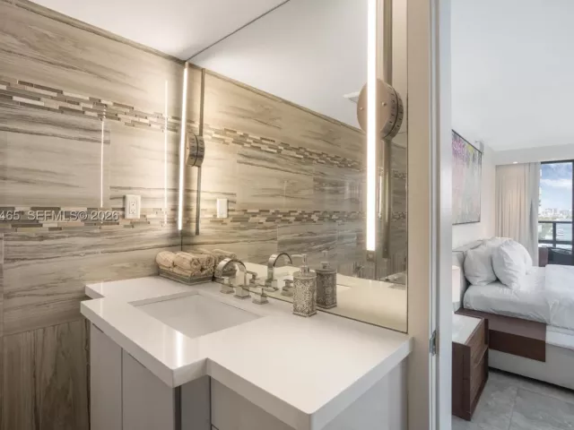 4-bedroom condo for sale in Miami Beach - 5225 Collins Ave 1221 - MondialRealty