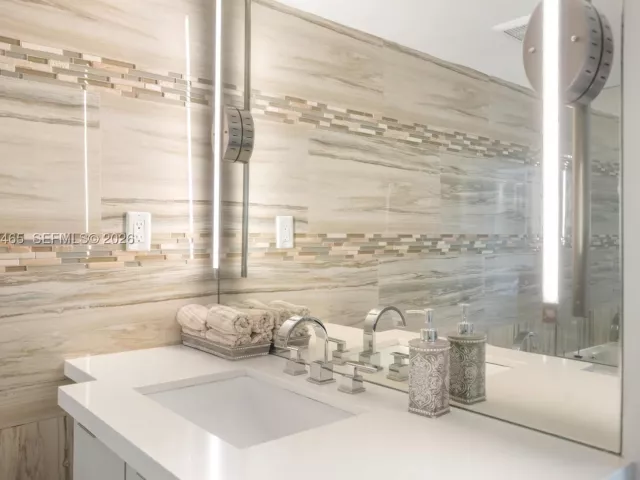 4-bedroom condo for sale in Miami Beach - 5225 Collins Ave 1221 - MondialRealty