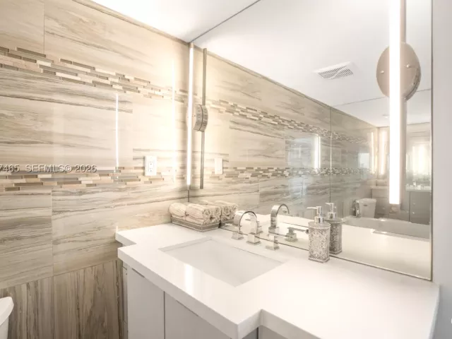 4-bedroom condo for sale in Miami Beach - 5225 Collins Ave 1221 - MondialRealty