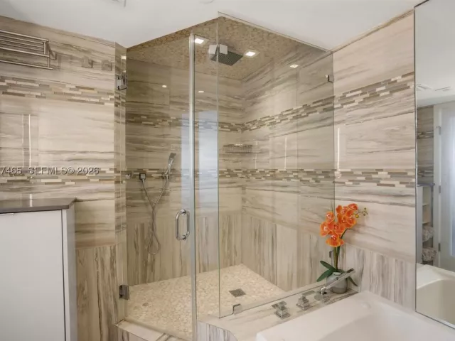 4-bedroom condo for sale in Miami Beach - 5225 Collins Ave 1221 - MondialRealty