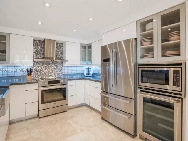 4-bedroom condo for sale in Miami Beach - 5225 Collins Ave 1221 - MondialRealty