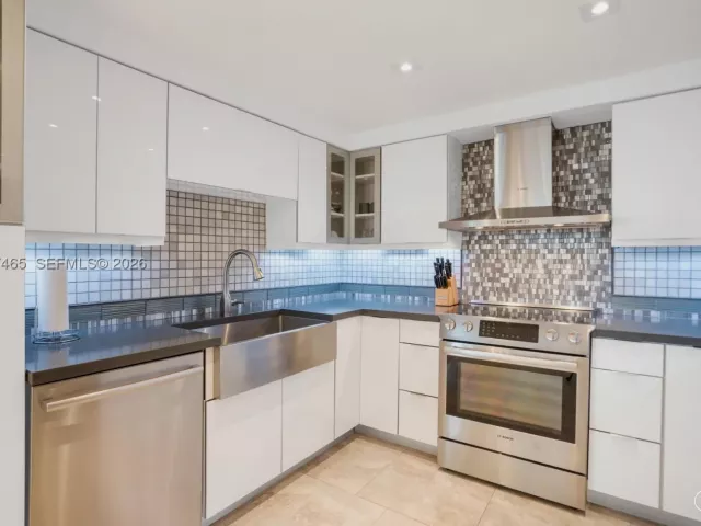 4-bedroom condo for sale in Miami Beach - 5225 Collins Ave 1221 - MondialRealty