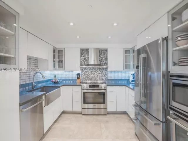 4-bedroom condo for sale in Miami Beach - 5225 Collins Ave 1221 - MondialRealty
