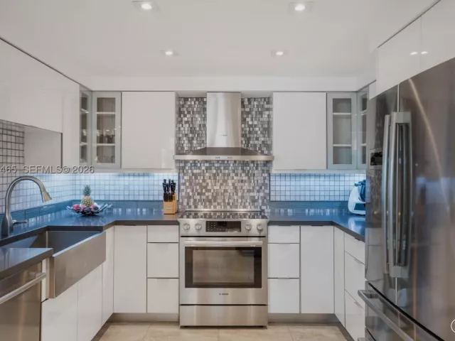 4-bedroom condo for sale in Miami Beach - 5225 Collins Ave 1221 - MondialRealty