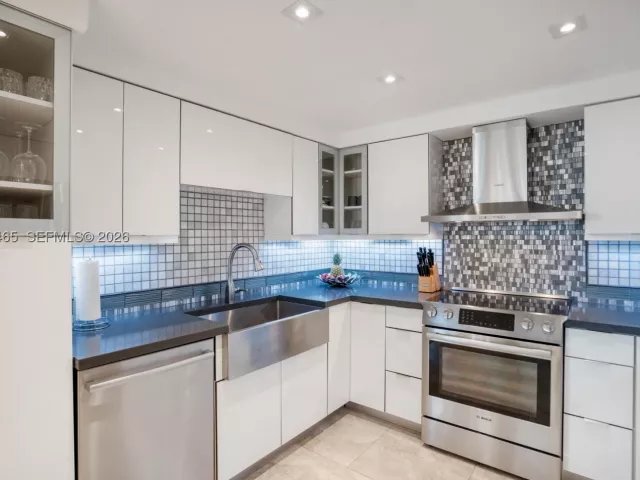 4-bedroom condo for sale in Miami Beach - 5225 Collins Ave 1221 - MondialRealty