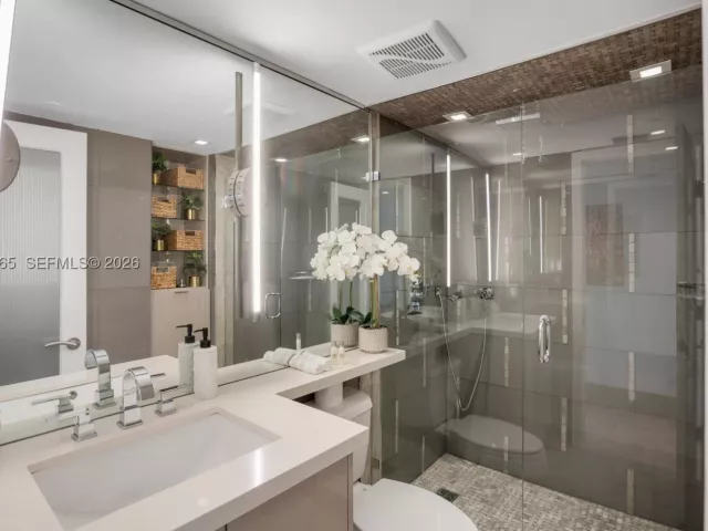 4-bedroom condo for sale in Miami Beach - 5225 Collins Ave 1221 - MondialRealty