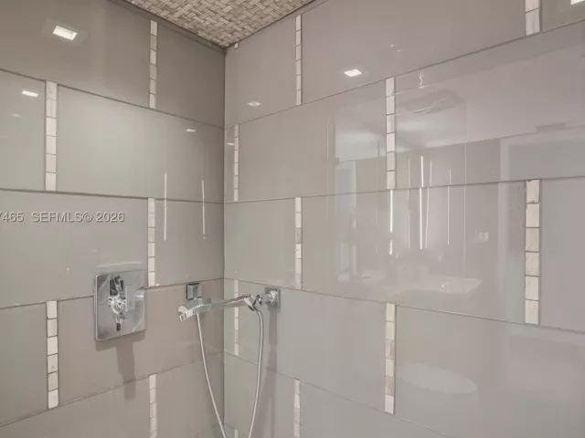 4-bedroom condo for sale in Miami Beach - 5225 Collins Ave 1221 - MondialRealty