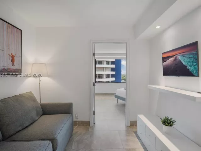 4-bedroom condo for sale in Miami Beach - 5225 Collins Ave 1221 - MondialRealty