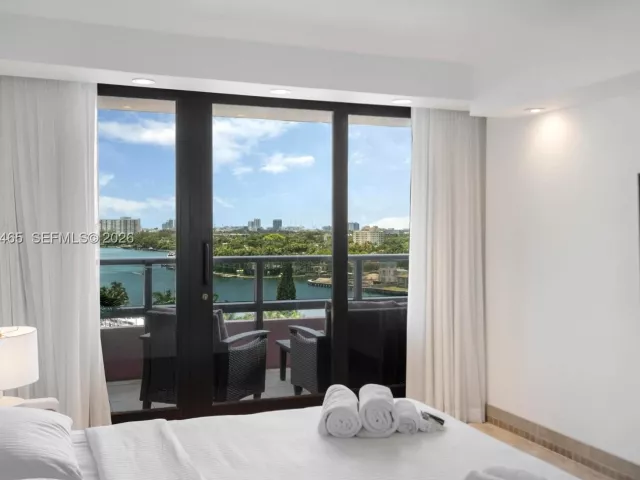 4-bedroom condo for sale in Miami Beach - 5225 Collins Ave 1221 - MondialRealty