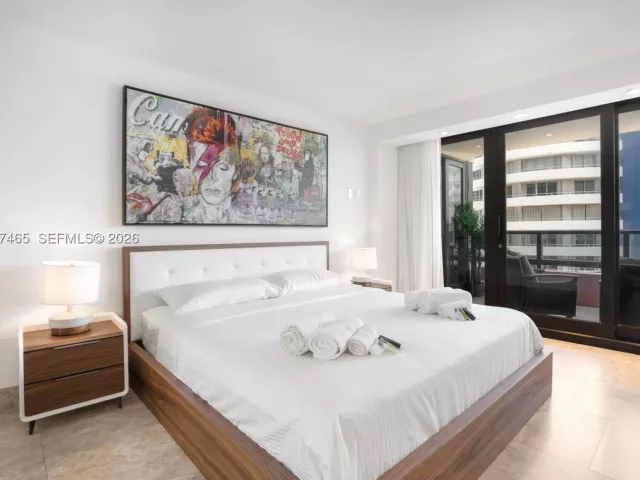 4-bedroom condo for sale in Miami Beach - 5225 Collins Ave 1221 - MondialRealty