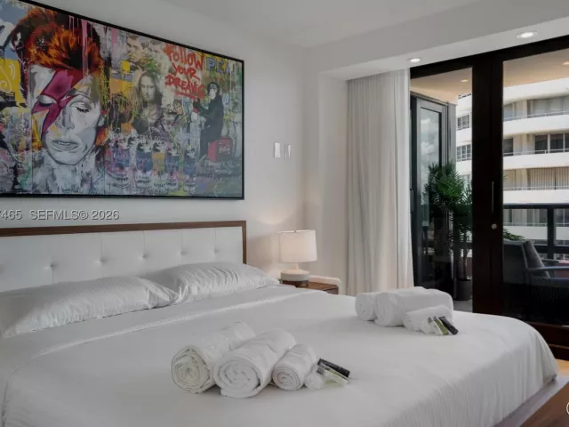 4-bedroom condo for sale in Miami Beach - 5225 Collins Ave 1221 - MondialRealty