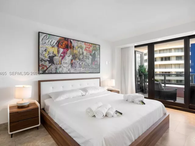4-bedroom condo for sale in Miami Beach - 5225 Collins Ave 1221 - MondialRealty