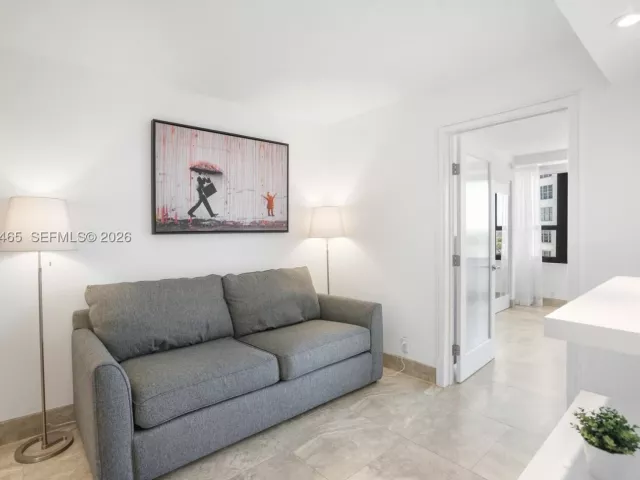 4-bedroom condo for sale in Miami Beach - 5225 Collins Ave 1221 - MondialRealty