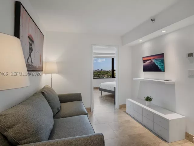 4-bedroom condo for sale in Miami Beach - 5225 Collins Ave 1221 - MondialRealty