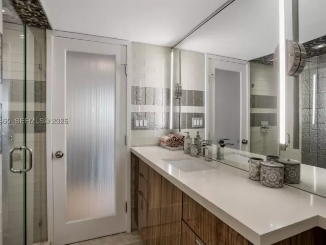 4-bedroom condo for sale in Miami Beach - 5225 Collins Ave 1221 - MondialRealty